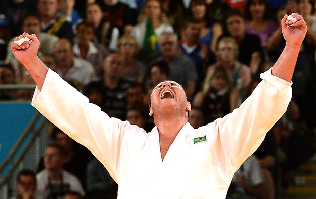 Rafael Silva comemora bronze no judô (Foto: AFP)