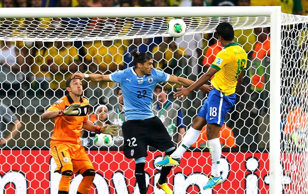 Paulinho gol Brasil Uruguai (Foto: Reuters)
