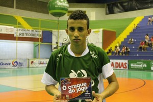 Efran foi o destaque da partida  (Foto: Magda Lomeu)