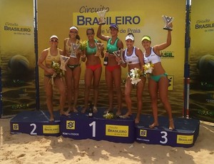 Duda e Elize Maia pódio Circuito Brasileiro vôlei de praia Goiânia (Foto: Instagram CBV)