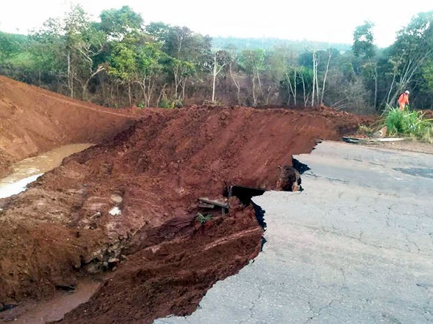 Trecho da BR-364 desmoronou e 'engoliu' uma carreta, no Distrito de Santa Elvira, em Juscimeira (MT). (Foto: Divulgação/PRF)