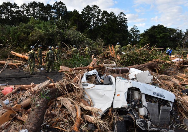 Estragos provocados pela passagem do tufão Wipha em Oshima, vistos nesta quinta-feira (17) (Foto: AFP)
