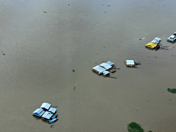 Casas ficaram isoladas com elevação do nível das águas (Foto: Adneison Severiano/G1 AM)