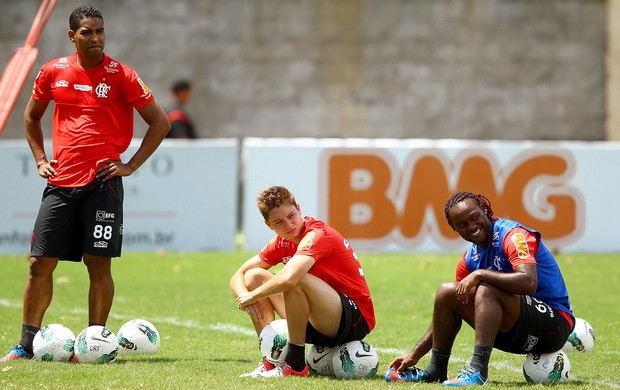 Cleber Santana, Adryan e Vagner Love no treino do Flamengo (Foto: Ivo Gonzalez / Agencia O Globo)