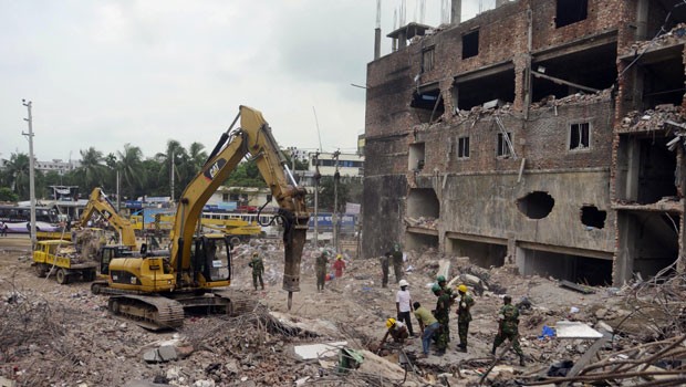 Funcionários trabalham nos escombros do desabamento em Bangladesh, onde uma mulher foi encontrada viva nesta sexta-feira (10) (Foto: Ismail Ferdous/AP)