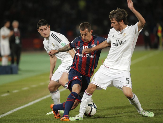 Romagnoli, Fabio Coentrao e James Rodriguez, Real Madrid x São Lorenzo (Foto: AP) Romagnoli, Fabio Coentrao e James Rodriguez, Real Madrid x São Lorenzo (Foto: AP)
