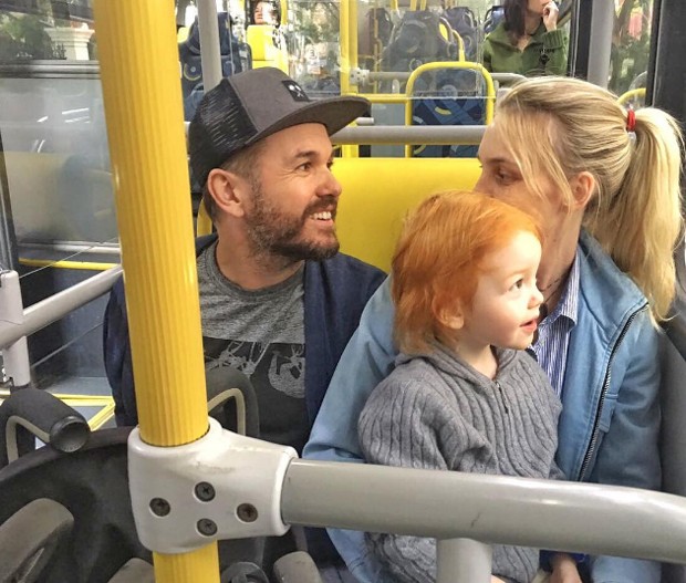 Carol Trentini com marido e primogênito (Foto: Reprodução)