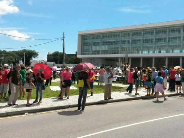 Em greve, professores se concentram em frente ao Palácio Iguaçu, sede do Governo do Paraná (Foto: Luiz Fernando Martins/ RPC TV)