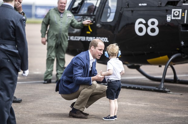 Príncipe William e Príncipe George (Foto: RICHARD POHLE / POOL / AFP)