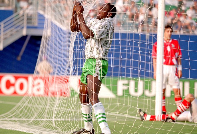 Rashidi Yekini comemoração gol Nigéria em 1994 (Foto: Getty Images)