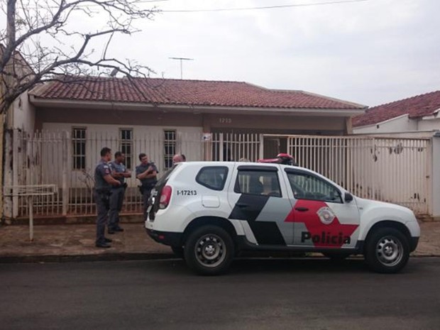 Polícia em frente da casa onde aconteceu o disparo (Foto: Marcos Lavezo/G1) Polícia em frente da casa onde aconteceu o disparo (Foto: Marcos Lavezo/G1)