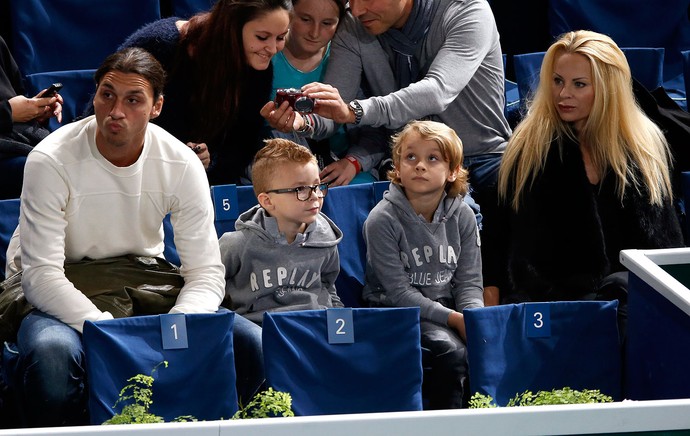 Ibrahimovic PSG assiste ao jogo de tênis entre Fjokovic e Federer (Foto: Agência Reuters) Ibrahimovic PSG assiste ao jogo de tênis entre Fjokovic e Federer (Foto: Agência Reuters)