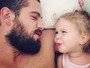 Rafael Cardoso faz careta com a filha em foto: 'Cara de um, focinho do outro'