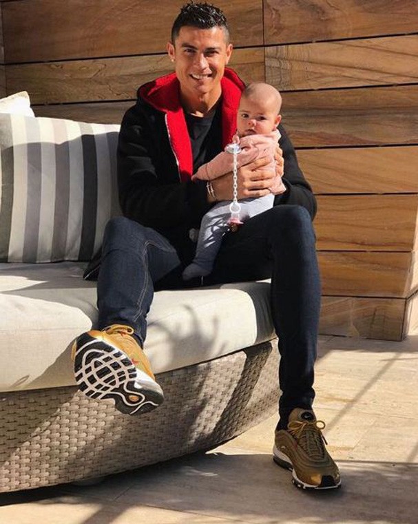 Cristiano Ronaldo Posta Momento Fofo Com Sua Filha Eva - Glamour ...