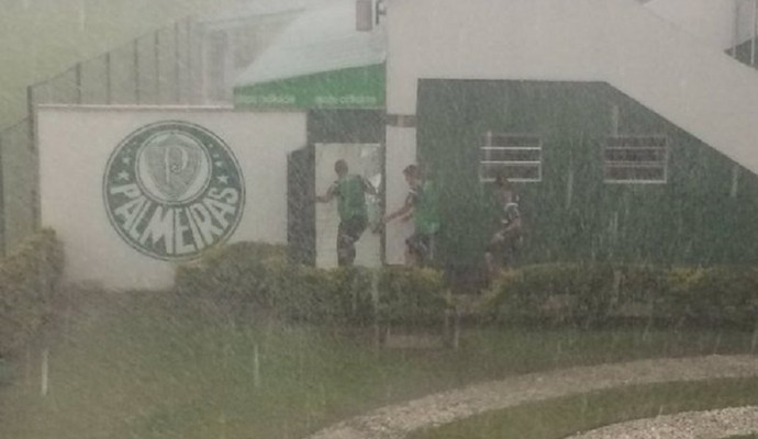 Forte chuva interrompe treino do Palmeiras na Academia