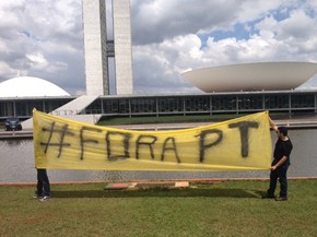 Manifestantes pedem impeachment da presidente Dilma em frente ao Congresso Nacional. (Foto: Nathalia Passarinho/G1)