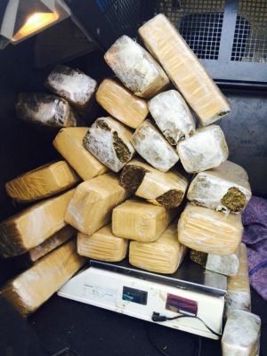Policiais encontraram os 24 tabletes durante revista na casa (Foto: Assessoria 1ºCR/PM-MT )