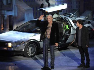 Michael J. Fox e Christopher Lloyid subiram ao palco acompanhados de uma réplica do carro/máquina do tempo Delorean. Eles foram ovacionados de pé. (Foto: Chris Pizzello / AP Photo)