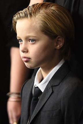 Shiloh, filho de Brad Pitt e Angelina Jolie, em première de filme em Los Angeles, nos Estados Unidos (Foto: Robyn Beck/ AFP)