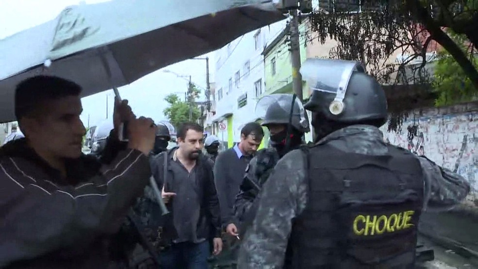 Boulos sendo detido pela PM durante reintegração de posse  (Foto: Amós Alexandre/Globonews)
