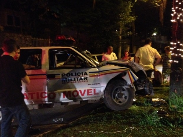 Carro da Polícia MIlitar bate em árvore na Região Centro-Sul de Belo Horizonte (Foto: Patricia Pinheiro / TV Globo)