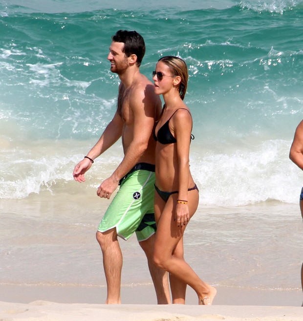 Fernanda de Freitas foi a praia da Barra da Tujuca com o namorado (Foto: Marcus Pavão/Agnews)
