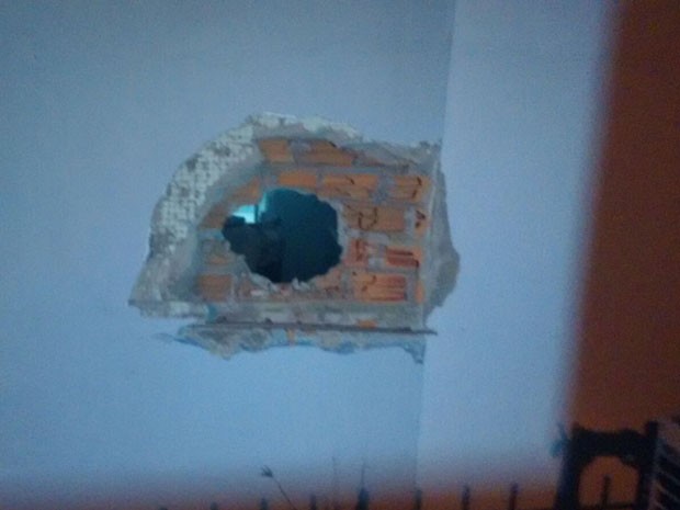 Parede de banco ficou danificada após explosão. (Foto: Leilane Pinheiro/ Arquivo Pessoal)