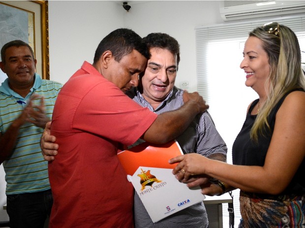 Oseas abraça dono de imobiliária que doou terreno (Foto: Arquivo pessoal/Nonato Sousa)