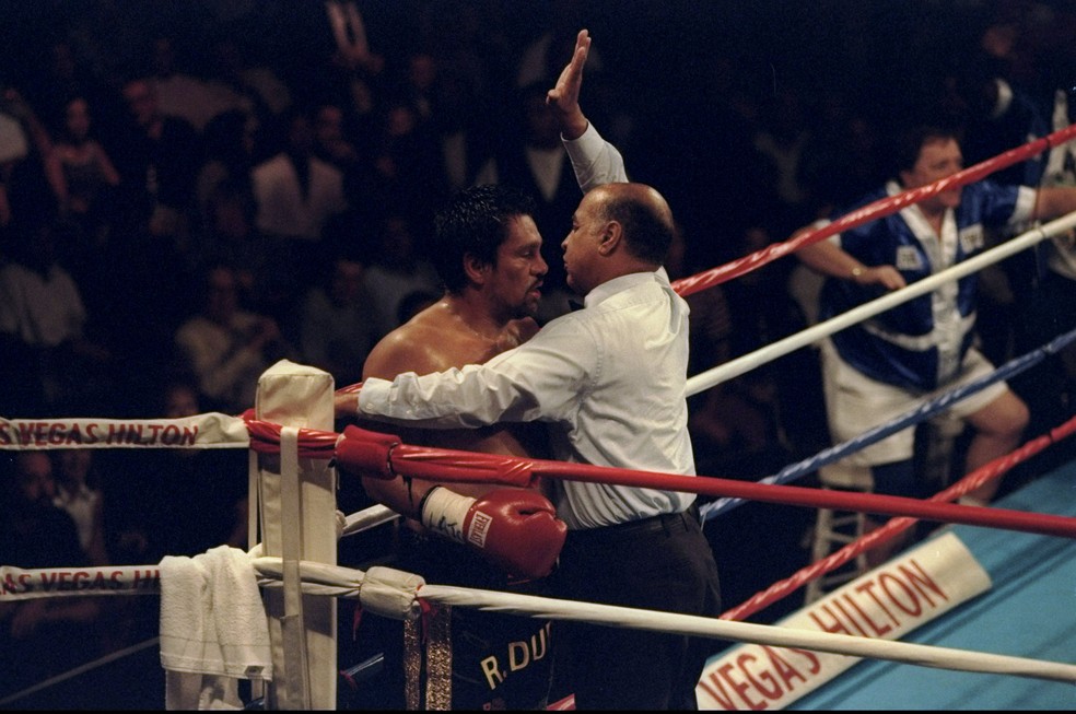 Robert Durán em uma das lutas da sua longa carreira (Foto: Getty Images)