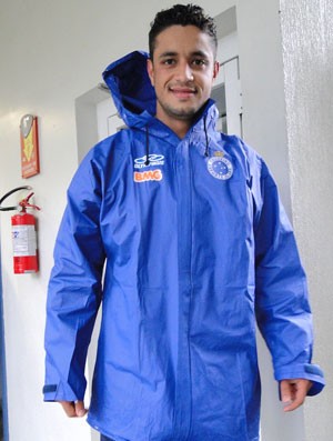 Léo, zagueiro do Cruzeiro, em Porto Alegre (Foto: Marco Antônio Astoni / Globoesporte.com)