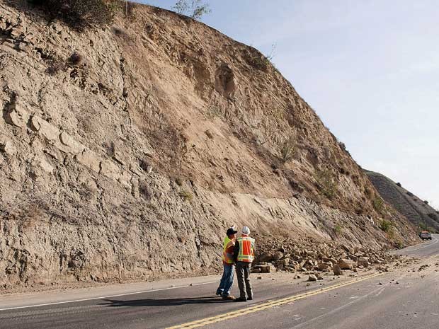 Geólogos analisam um deslizamento de terra em uma estrada em Brea, na Califórnia. (Foto: The Orange County Register / Ken Steinhardt / Via AP Photo)