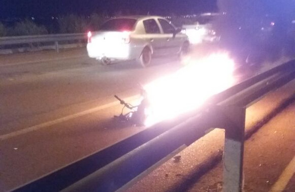 Motocicleta pegou fogo após acidente em ponte de Palmas (Foto: Divulgação)