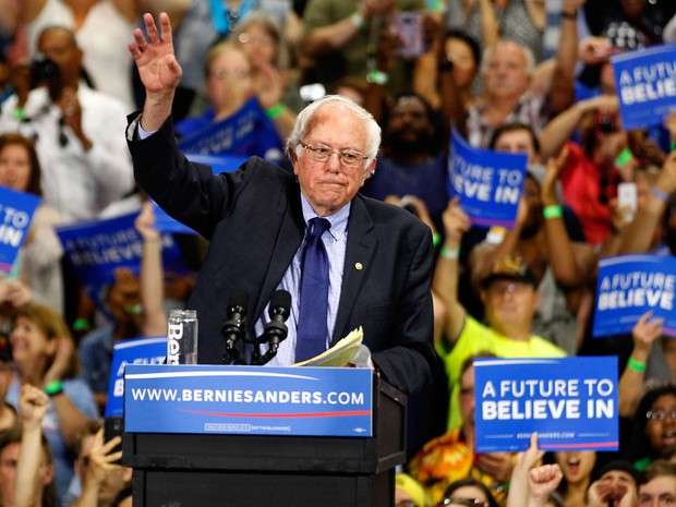 Bernie Sanders acena para eleitores durante comício na Big Sandy Superstore Arena, em Huntington, West Virginia, na terça (26) (Foto: John Sommers II/Getty Images/AFP)