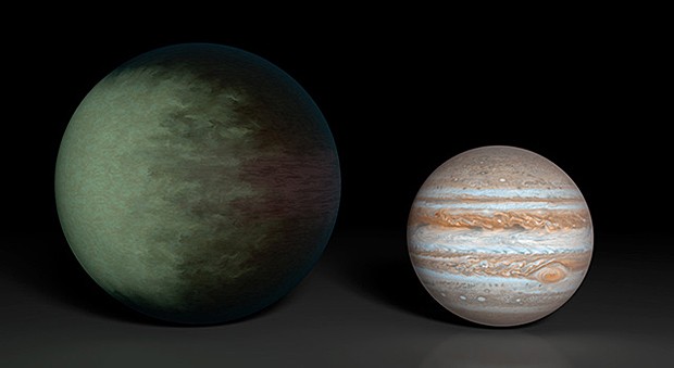 Exoplaneta Kepler-7b ( esq.), que tem 3 vezes o dimetro de Jpiter (dir.),  o primeiro planeta fora do Sistema Solar a ter suas nuvens mapeadas (Foto: Nasa/JPL-Caltech/MIT)