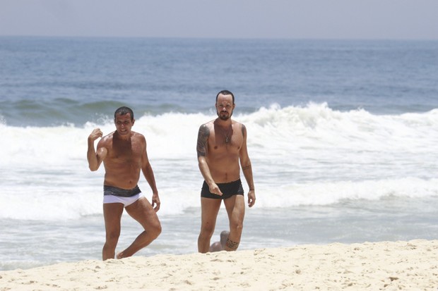 Eri Johnson e Paulo Vilhena na praia (Foto: Dilson Silva / Agnews)