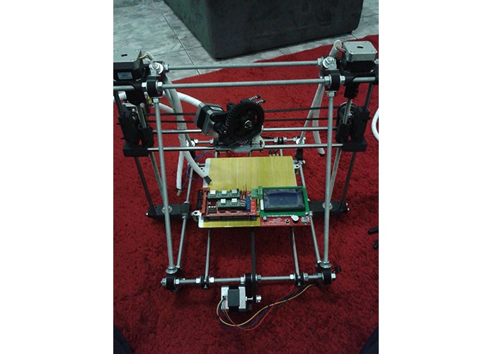Brasilieiro montou sua impressora 3D sozinho para criar as próteses (Foto: Arquivo Pessoal/Marcelo Botelho)
