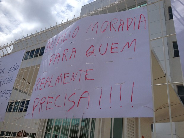 Servidores protestam contra o auxílio-moradia pedido por magistrados do TJ-PR (Foto: Marina Petri/RPC)
