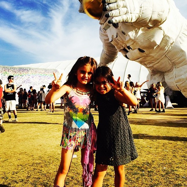 Anja, filha de Alessandra Ambrosio, com amiga (Foto: Reprodução/Instagram)
