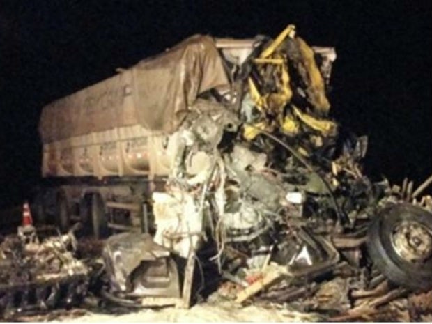 Véiculos ficaram destruídos após a batida  (Foto: Divulgação / Polícia Rodoviária Estadual)