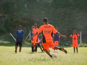 Adolescentes em jogo de futebol em Campinas (Foto: Reprodução/ EPTV)