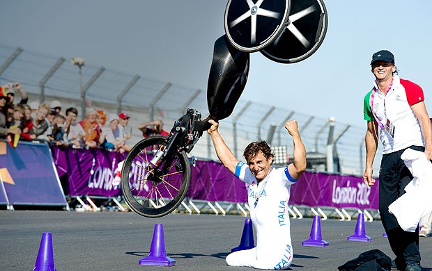 Alessandro Zanardi comemoração Paralimpíadas 2 (Foto: AFP)