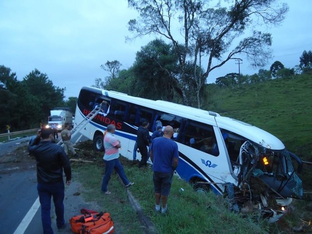 G1 Ônibus cai em ribanceira após bater em caminhão na BR 280