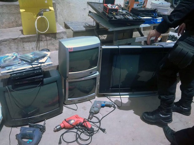 Operação também apreendeu aparelhos de TV e DVD além de celulares, ferramentas e espetos (Foto: Sílvia Torres/G1)