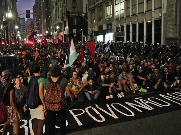 Manifestantes sentam na Rua Boa Vista (Foto: Marcelo Brandt/G1)