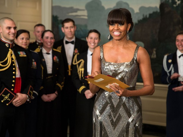 A primeira-dama dos EUA, Michelle Obama, faz uma aparição surpresa por vídeo para anunciar o Oscar 2013 de Melhor Filme, direto da Sala Diplomática da Casa Branca, em Washington. (Foto: AFP/Pete Souza/Casa Branca)