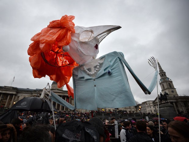 Manifestantes levaram uma efígie da líder conservadora até pés de monumento da Trafalgar Square (Foto: Ben Stansall/AFP)