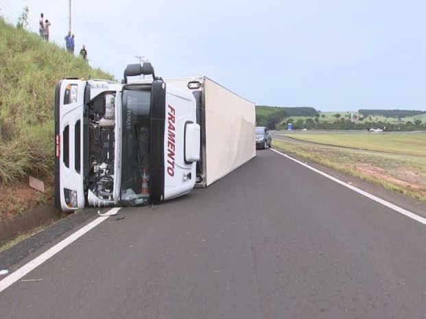 G1 Carreta açúcar tomba e rodovia é parcialmente interditada