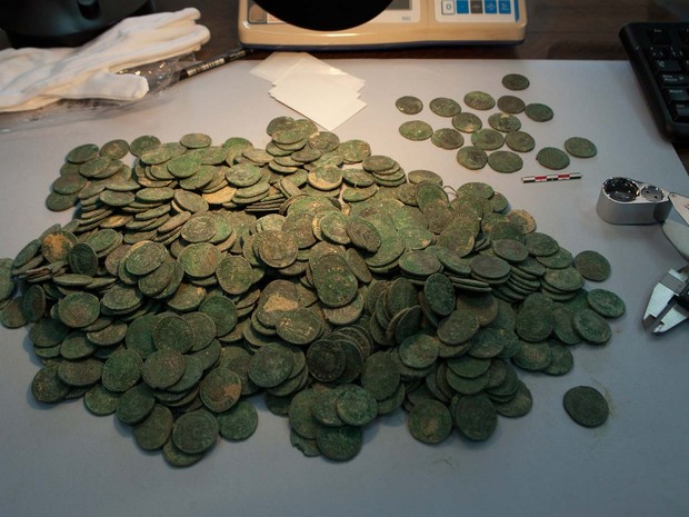 Moedas do Império Romano encontradas no sul da Espanha foram para o Museu Arqueológico de Sevilha (Foto: GOGO LOBATO / AFP)