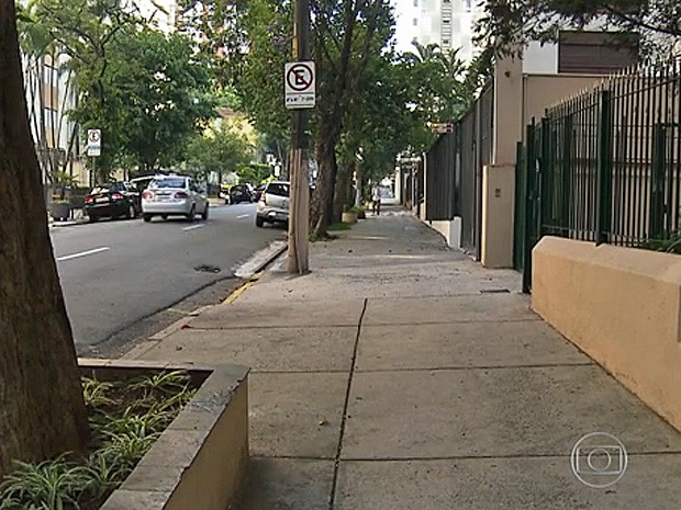 Imagem da rua em que o jovem foi baleado por PMs após protesto em São Paulo. (Foto: Reprodução/Fantástico)