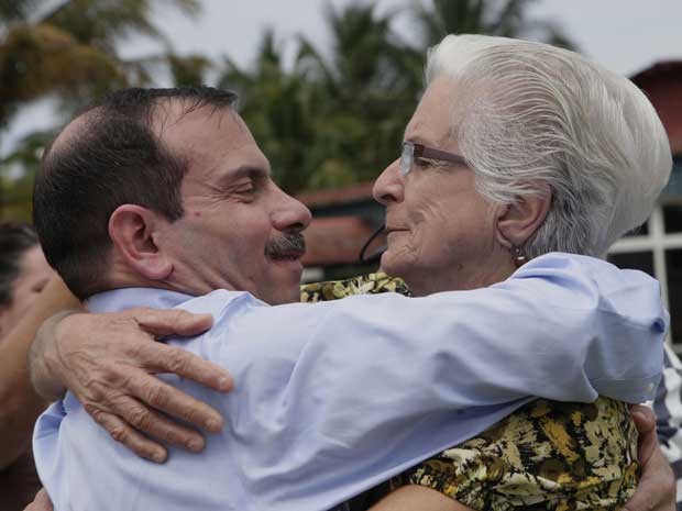 Fernando Gonzalez abraa sua me, Magali Llort, no Aeroporto Internacional Jos Marti, em Havana. (Foto: Ismael Francisco / Cubadebate / Via AP Photo)